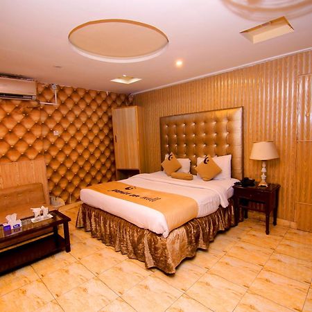 Premier Inn Mall Lahore Ngoại thất bức ảnh