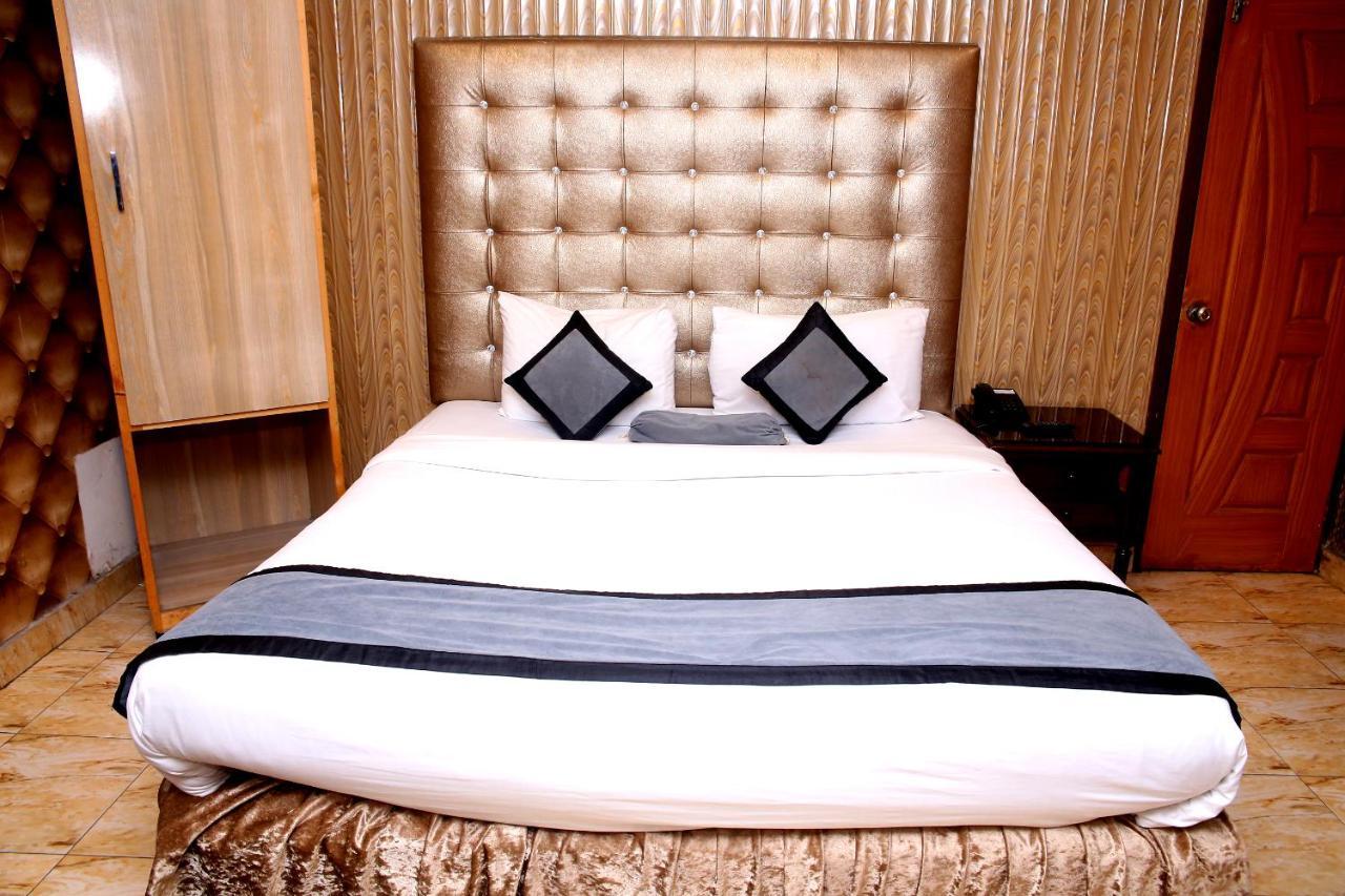 Premier Inn Mall Lahore Ngoại thất bức ảnh